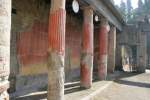 Durch die fast zwei Jahrhundert lange Konservierung ist heute in Herculaneum die Frabenpracht zu sehen, die in Paestum lngst verwittert ist.