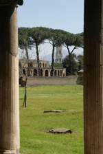 Blick durch die Sulen in einen Palstgarten von Pompeji, 29.03.2008
