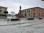 Cerreto Sannita, Denkmal und Häuser an der Piazza Giovanni Paolo (25.10.2022)