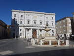 Alatri, Rathaus und Brunnen an der Piazza di Santa Maria Maggiore (18.09.2022)