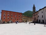 Leonessa, Huser und Pfarrkirche San Pietro an der Piazza VII Aprile (25.05.2022)