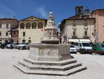 Leonessa, Brunnen und Häuser an der Piazza VII Aprile (25.05.2022)