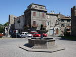 Bolsena, Brunnen und Gebude in der Via Guglielmo Marconi (21.05.2022)