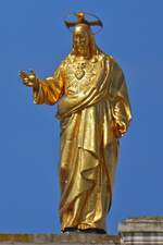 Vor dem Bahnhof Roma Termini sieht man diese Jesus Statue ber den Dchern der Umgebung.