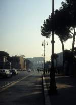 Roma / Rom im Februar 1989: Via dei Fori Imperiali mit dem Kolosseum im Hintergrund.