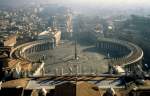 Citt del Vaticano / Vatikan - Roma / Rom im Februar 1989: Blick vom Petersdom auf die Piazza San Pietro / den Petersplatz und die Via della Conciliazione.