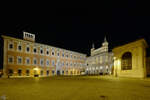Im Bild der Papst-Johannes-Paul-II.-Platz (Piazza Giovanni Paolo II) mit dem Lateran-Palast (Palazzo Lateranense) und der Halle der Segnungen (Loggia Delle Benedizioni).