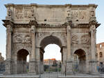 Der Konstantinsbogen (Arco Di Costantino) wurde im Jahr 315 nach Christus anlsslich des zehnten Regierungsjahres Konstantins feierlich eingeweiht.