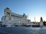 Das von 1885 bis 1913 erbaute Viktor-Emanuelsdenkmal (Monumento Nazionale a Vittorio Emanuele II) ist ein klassizistischer Marmortempel zu Ehren von Italiens erstem Knig.