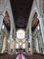 Sarzana, Innenraum der Kathedrale Santa Maria Assunta, die holzgetfelte Decke wurde zwischen 1662 und 1670 von Pietro Giambelli geschnitzt, Gemlde von Francesco Solimena (15.06.2019)