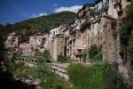 ROCCHETTA NERVINA (Provincia di Imperia), 08.09.2008, Blick auf eine Huserfront am Flussbett des Torrente Barbaira