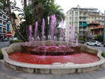 San Remo, rot gefrbter Brunnen Lo Zampillo in der Via Roma (03.10.2021)