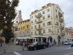 San Remo, Huser und Kirchturm der San Siro Kirche an der Piazza Eori Sanremesi (03.10.2021)