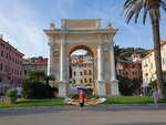 Finale Ligure, Triumpfbogen an der Piazza Vittorio Emanuele II.