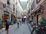 Finalborgo, Blick in die Via del Municipio mit Tor zur San Biagio Kirche (02.10.2021)