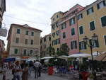 Alassio, Huser und Cafes an der Piazza Matteoti (03.10.2021)