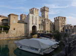 Sirmione, Burg Rocca Scaligera, Vieltrmige Wehranlage mit noch vollstndiger Ummauerung und befestigtem Hafenbecken, erbaut im 13.