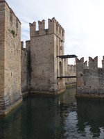 Sirmione, Eingangstor zur Burg Rocca (08.10.2016)