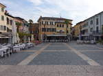 Sirmione, Piazza Giose Carducci mit Bar Moderno (08.10.2016)