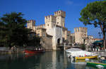 Der Eingang zur romantischen Altstadt von Sirmione am Sdufer des Gardasees ist die gewaltige Scaligerburg mit dem Hafenbecken, im September 2016.