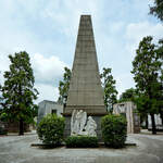 Auf dem Zentralfriedhof (Cimitero Monumentale) von Mailand ist diese als Obelisk gestaltete Grabsttte zu finden.