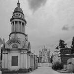 Eine Reihe mit sehenswerten Mausoleen auf dem Zentralfriedhof von Mailand.