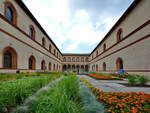 Unterwegs im Innenhof des mittelalterlichen Castello Sforzesco.