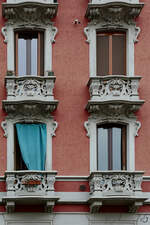 Ein Fenster-Quartett an einer Huserfront in Mailand.
