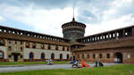 Unterwegs im Innenhof des mittelalterlichen Castello Sforzesco.