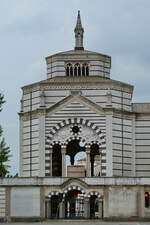 Einer der Ecktrme am Eingangsgebude des 1866 erffneten Zentralfriedhofes (Cimitero Monumentale) von Mailand.