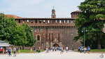 Die massiven Auenmauern des mittelalterlichen Castello Sforzesco.