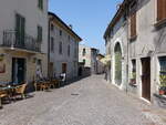 Castellaro Lagusello, Huser in der Via Castello (12.04.2024)