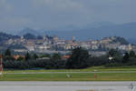 Blick vom Flughafen Mailand-Bergamo auf die Altstadt von Bergamo in Italien.