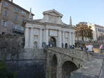 Bergamo, Porta San Giacomo, erbaut 1592 in der Via Sant Alessandro (29.09.2018)