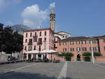 Lecco, Gebäude und Kirchturm der Basilika San Nicolo an der Piazza Mario Cermenati (21.09.2018)