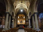 Chiavenna, Kirche San Lorenzo, Kirche mit drei Schiffen, gewlbt durch Sulen, mit sechs Seitenkapellen, erbaut im 18.