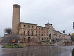 Cerreto d`Esi, Torre Rotonda di Belisario und Rathaus an der Strada Provinciale (30.03.2022)
