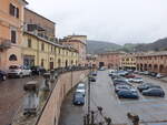 Fabriano, historische Huser an der Piazza Giuseppe Garibaldi (30.03.2022)