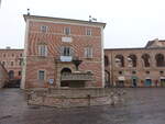 Fabriano, Palazzo del Comune an der Piazza del Comune, erbaut 1350 (30.03.2022)
