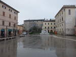 Jesi, Denkmal und Gebude an der Piazza Pergolesi (31.03.2022)