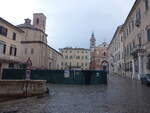 Jesi, historische Gebude an der Piazza Federico II (31.03.2022)