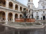 Loreto, Barockbrunnen Fontana Maggiore an der Piazza Duomo, erbaut ab 1604 von Carlo Maderno (31.03.2022)