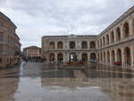 Loreto, Doppelarkaden an der Piazza della Madonna (31.03.2022)