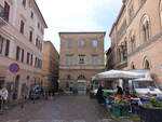 Osimo, historische Gebude an der Piazza Don Minzoni (31.03.2022)