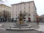 Ancona, Gebude und Brunnen Fontana dei Cavalli an der Piazza Roma (31.03.2022)