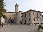 Ascoli Piceno, Huser und Kirchturm der Kathedrale an der Piazza Sant Emidio (29.03.2022)