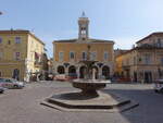 Cupra Marittima, Rathaus und Brunnen an der Piazza Liberta (29.03.2022)