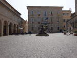 Fermo, Rathaus und Brunnen an der Piazza del Popolo (29.03.2022)