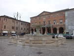 Matelica, Brunnen und Palazzo Comunale an der Piazza Enrico Mattei (30.03.2022)