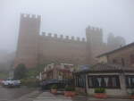 Gradara, Castello di Gradara im Nebel, erbaut ab 1150 (31.03.2022)